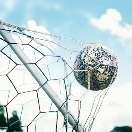Fodbold der går i mål og rammer netmaskerne