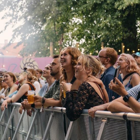 Unge mennesker forrest ved festivalscene