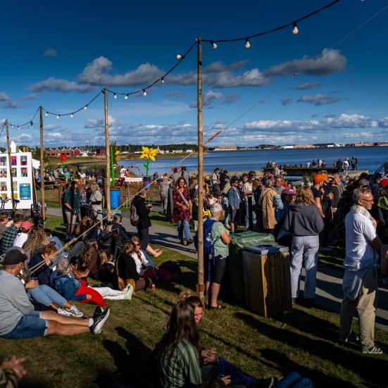 Mennesker ved stranden i Nykøbing i forbindelse med Kulturmødet på Mors