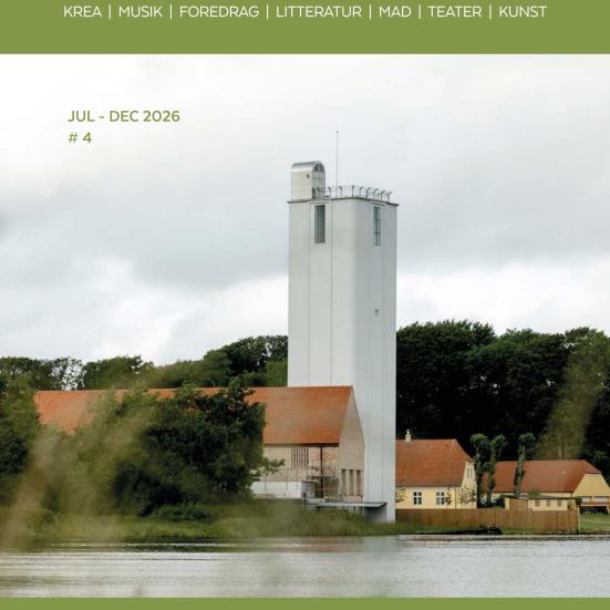 Forsiden på KulturRummets katalog for efteråret 2026 med et fotografi af Doverodde Købmandsgård