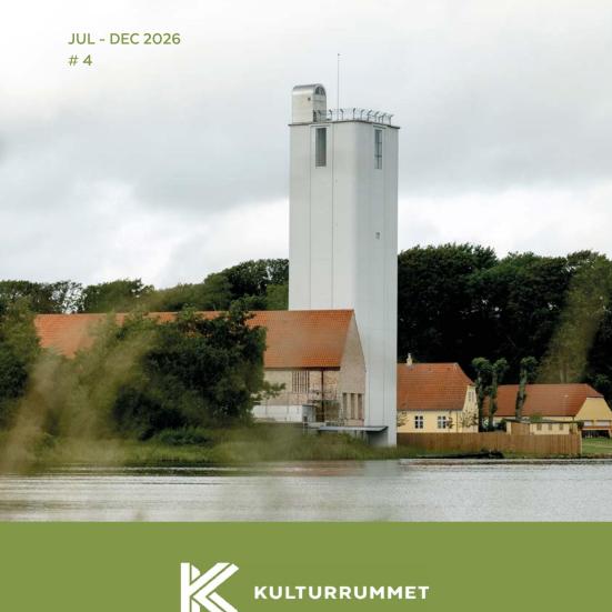 Forsiden på KulturRummets katalog for efteråret 2026 med et fotografi af Doverodde Købmandsgård