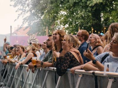 Unge mennesker forrest ved festivalscene