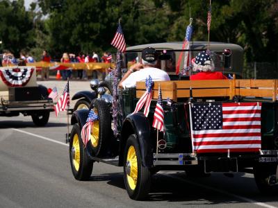 Et biloptog med amerikanske flag til fejringen af 4. juli