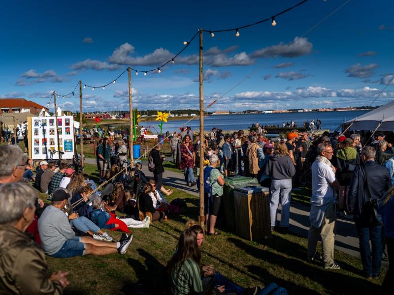 Mennesker ved stranden i Nykøbing i forbindelse med Kulturmødet på Mors