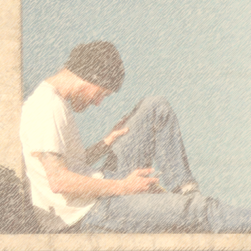 Foto af mand der kigger på en mobiltelefon