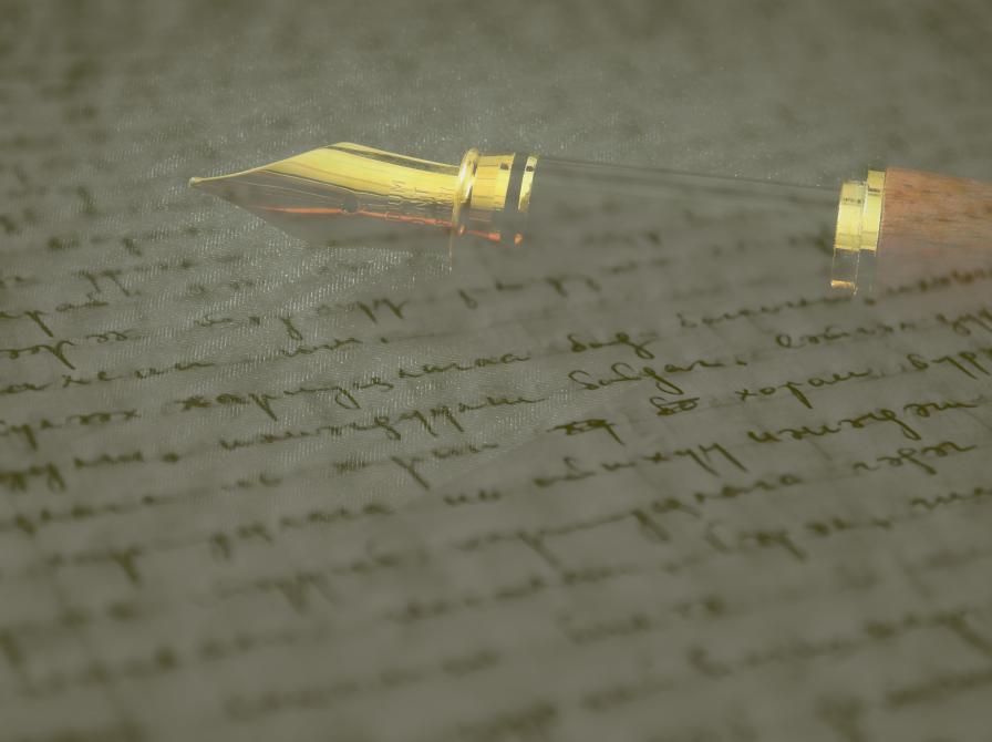 en let gennemsigtig pen der ligger på en håndskrevet side.