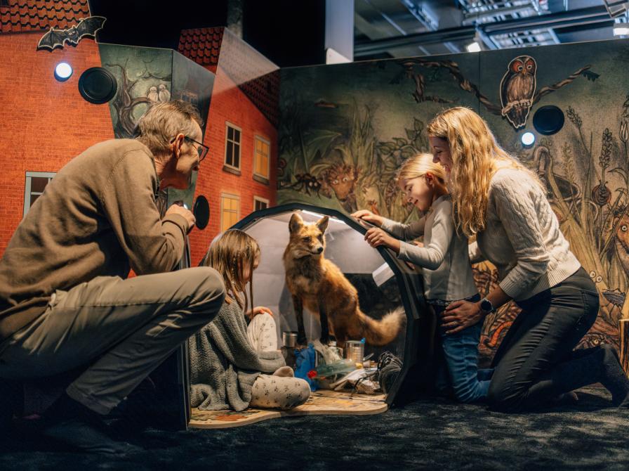 Familie med udstoppet ræv.