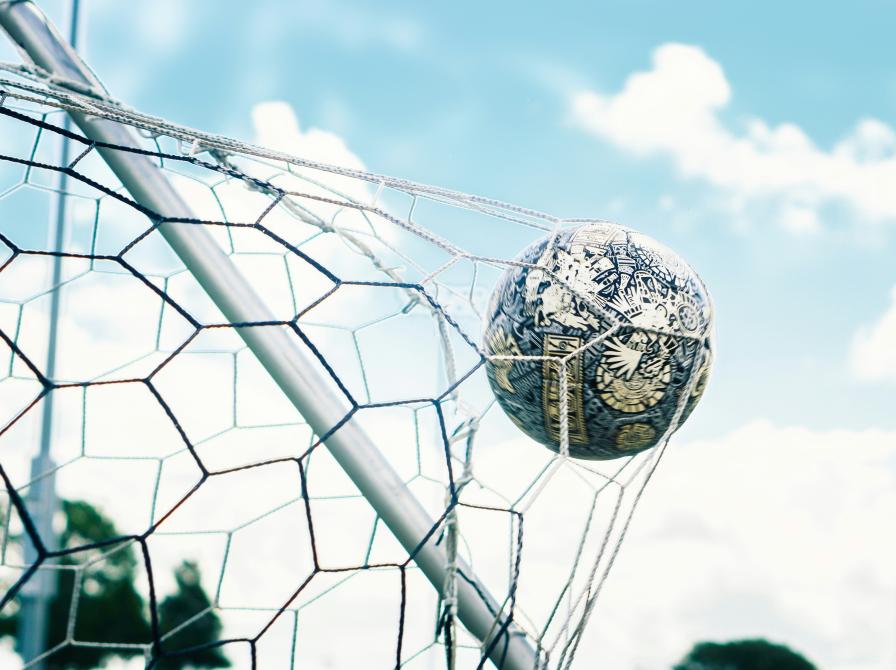 Fodbold der går i mål og rammer netmaskerne