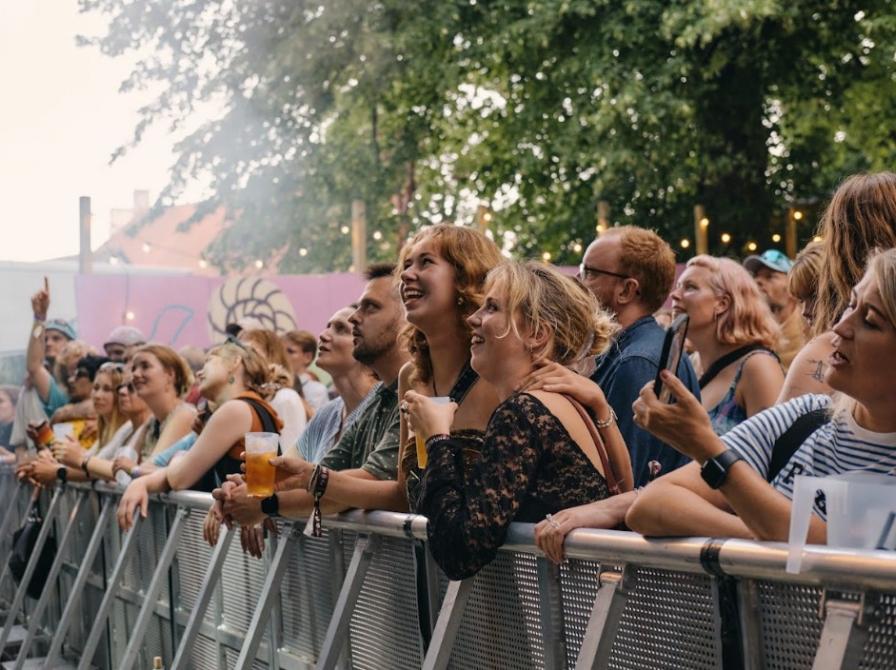 Unge mennesker forrest ved festivalscene