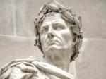 En marmorstatue af Julius Caesar, set nedefra.