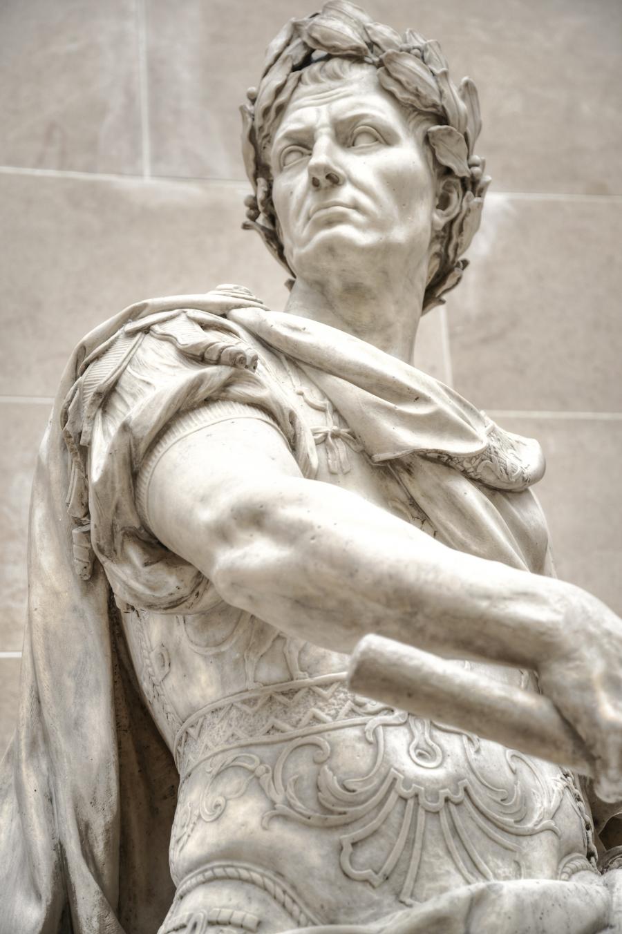 En marmorstatue af Julius Caesar, set nedefra.